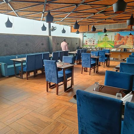 Dům (400 m²), pokoje: 21, vlastní koupelny: 21, destinace: Tajganj Agra  Exteriér fotografie