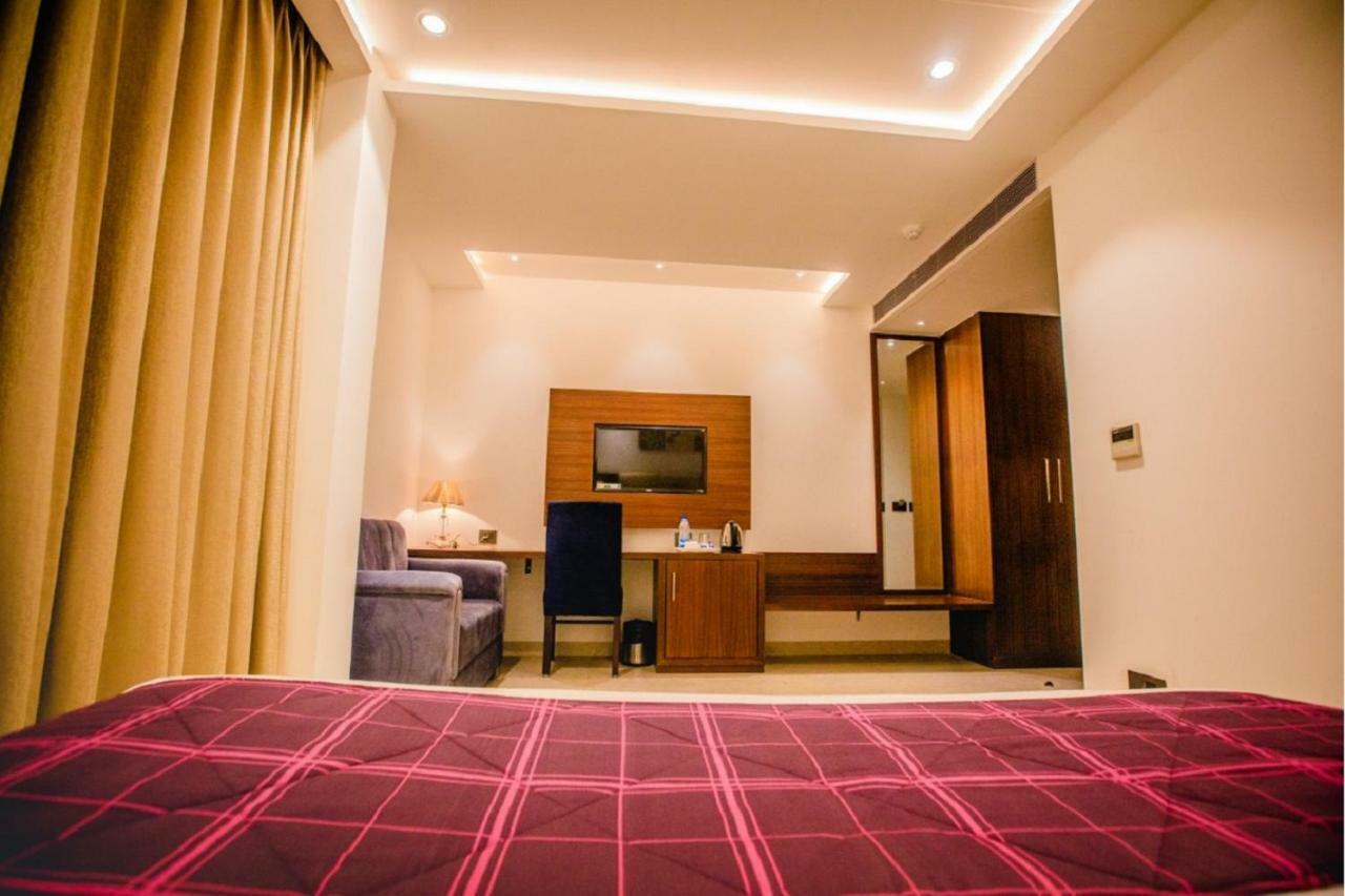 Dům (400 m²), pokoje: 21, vlastní koupelny: 21, destinace: Tajganj Agra  Exteriér fotografie